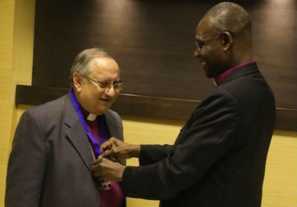 Archbishop Josiah Oduwu-Fearon presenting the award to Bishop Mouneer