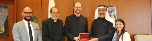 Shaikh Khalid bin Khalifa Al Khalifa presents a gift to Tom Pote