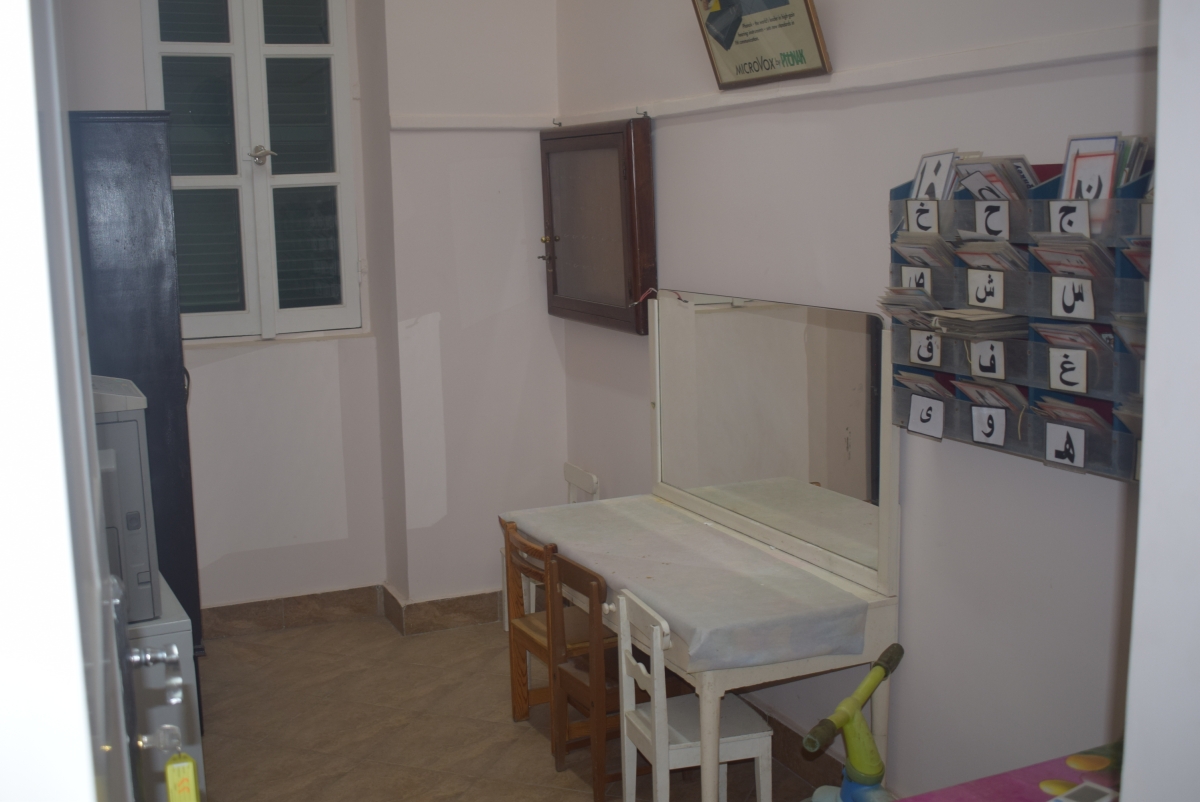 a room with a mirror to help teach signing