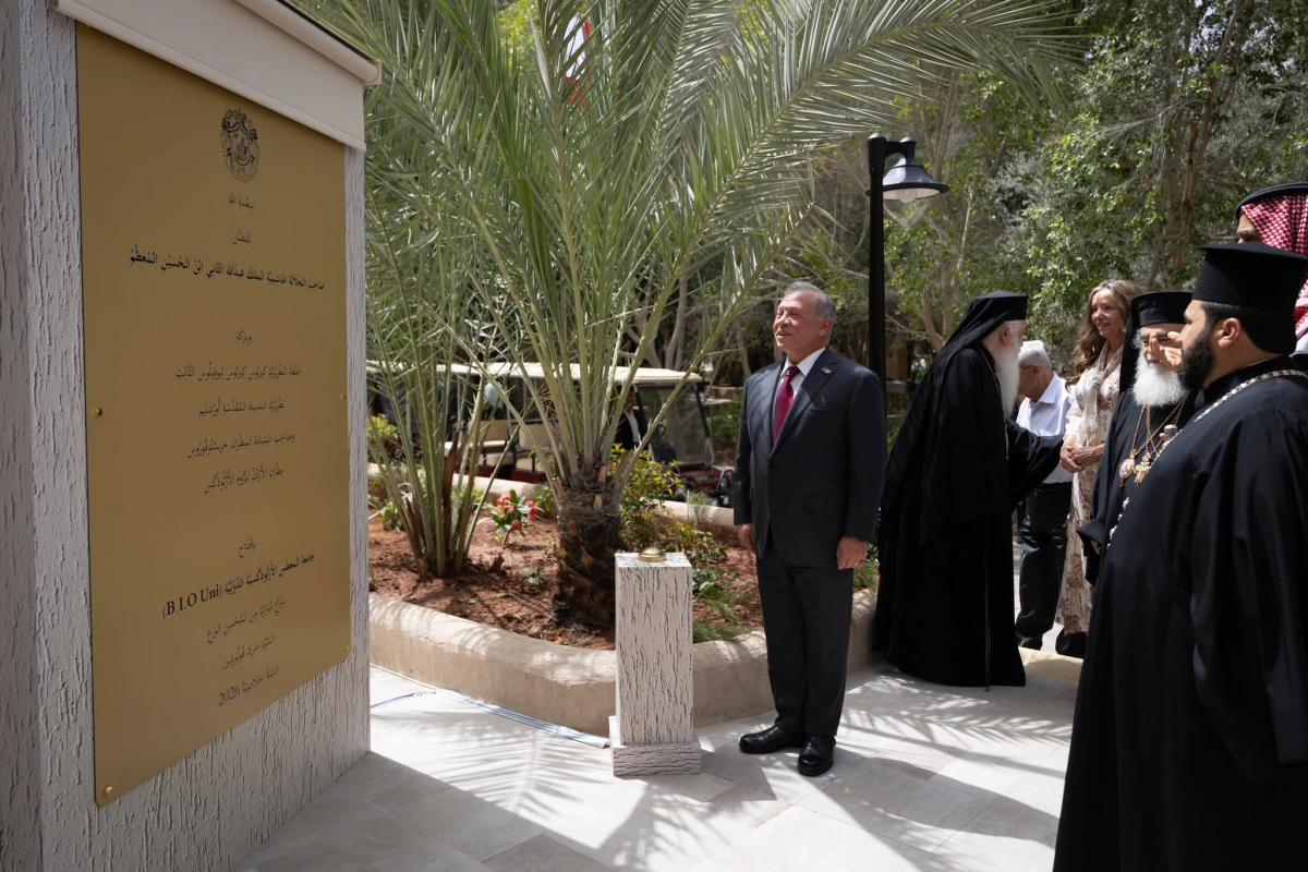 King Abdullah surveys the plaque