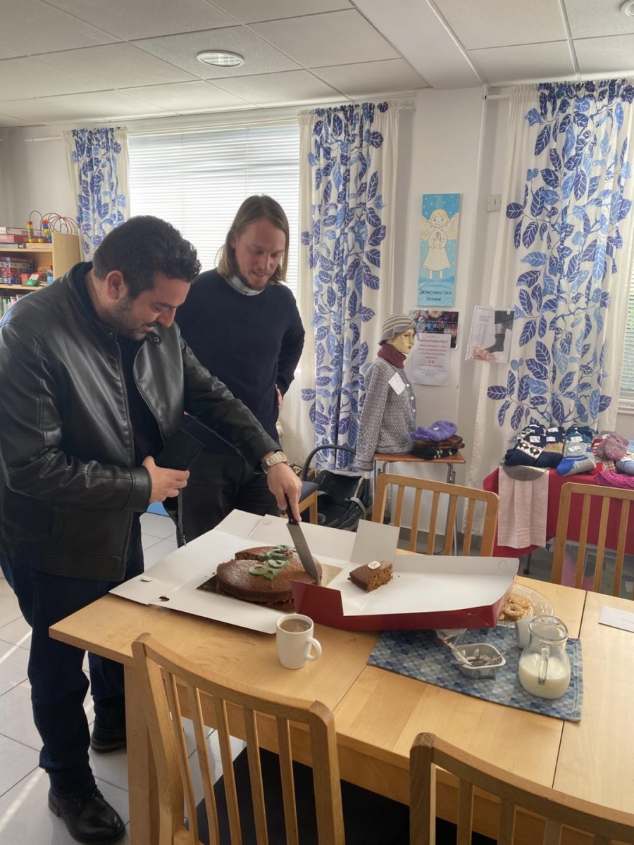 The mayor cutting the special cake